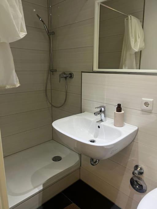 Apartment Private 5 Min Bis Zur Innenstadt Düsseldorf